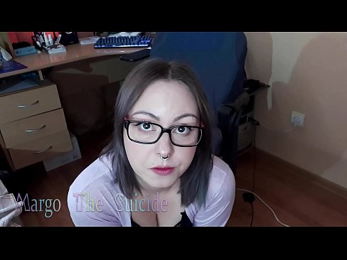 ❤️ 性感的眼镜女孩在镜头前深深地吸吮假阳具 ❤ Anal video❌️❤