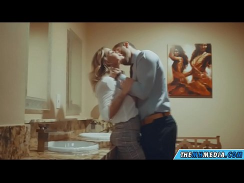 ❤️ 当一个胸大无脑的金发女郎在公共厕所里勾引你时 ❤ Anal video❌️❤